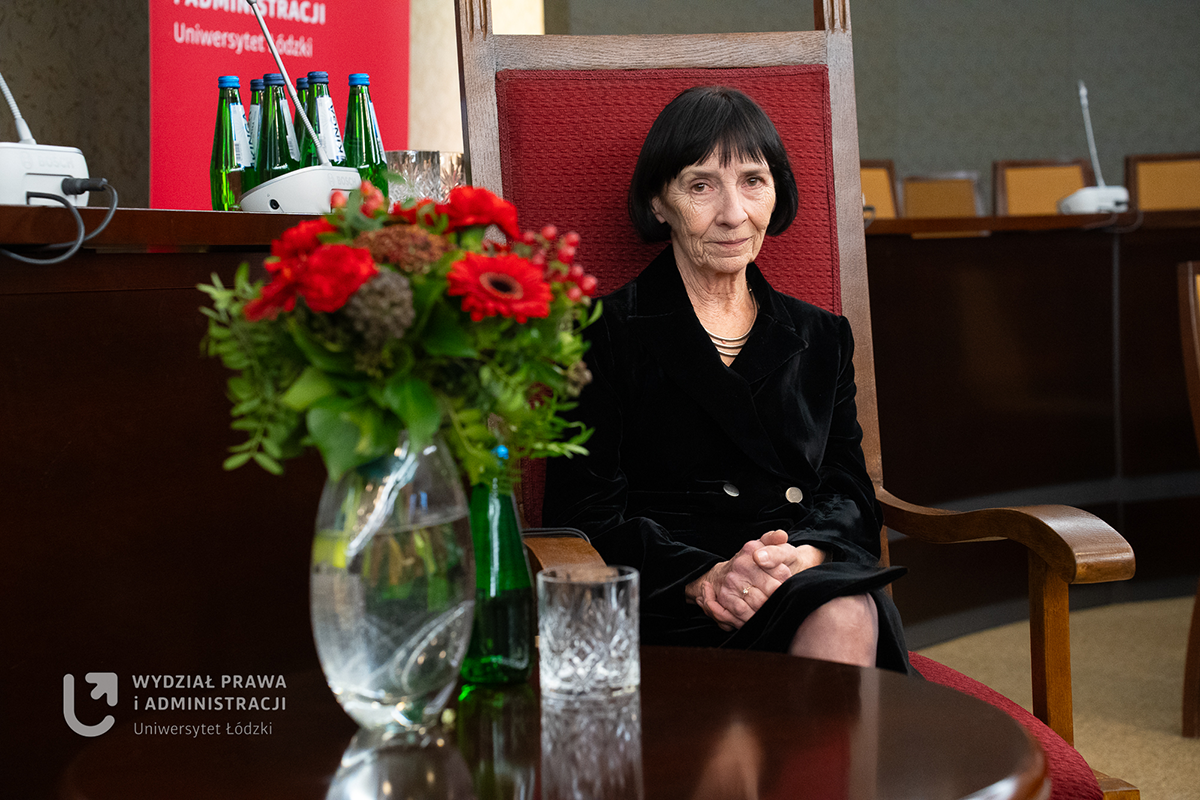 Brunetka w czarnym żakiecie.