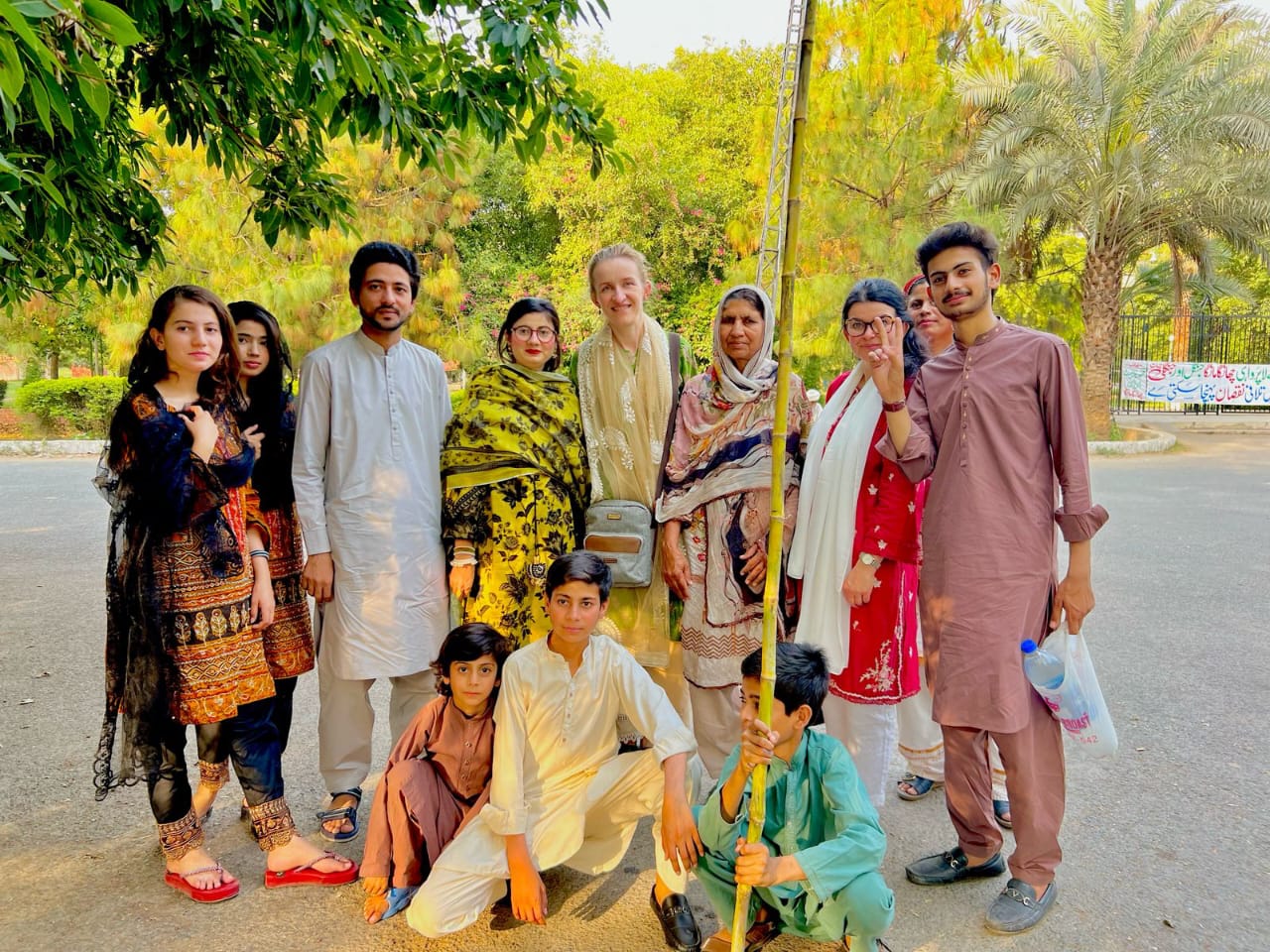 rozmowy z mieszkańcami wsi Poool Nagar oraz wspólna wizyta w parku leśnym Changa Manga. 