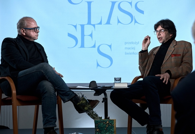 Dwaj mężczyźni siedzący w fotelach Dwaj mężczyźni siedzący w fotelach