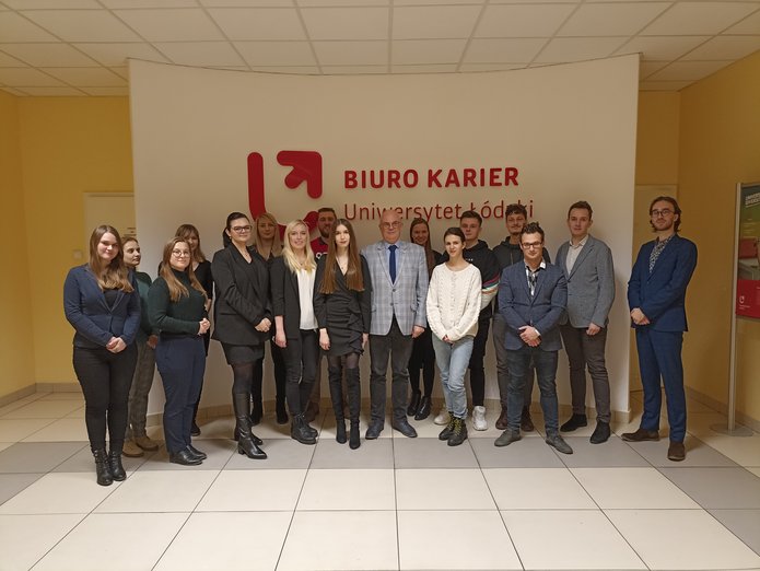 a colour photo showing Vice-Rector for Student Affairs and Quality of Education Robert Zakrzewski posing with the members of the new Board of the University of Lodz Doctoral Students’ Government Council