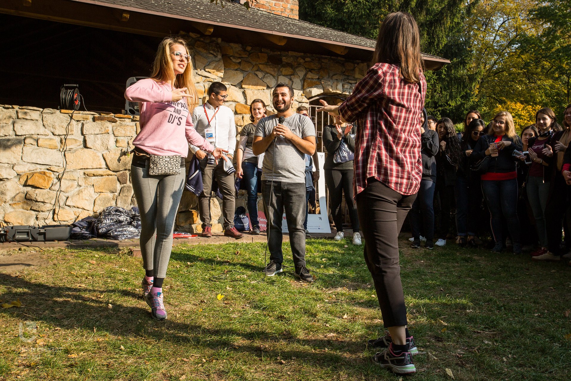 Studenci różnych narodowości spędzając wspólnie czas