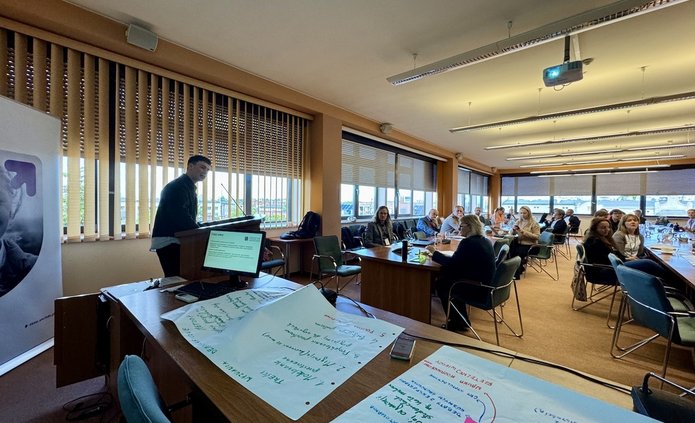 Grupa osób pracujących przy stole