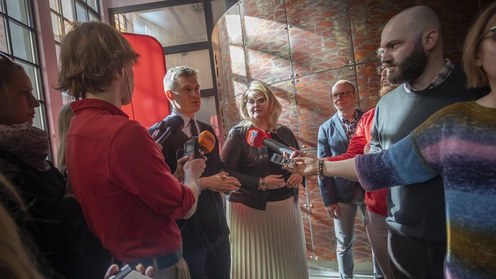 uczestnicy briefingu podczas wypowiedzi do mediów