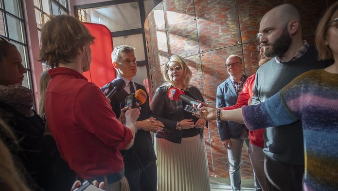 uczestnicy briefingu podczas wypowiedzi do mediów