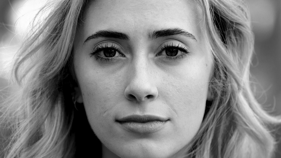 czarno-białe zdjęcie twarzy kobiety 