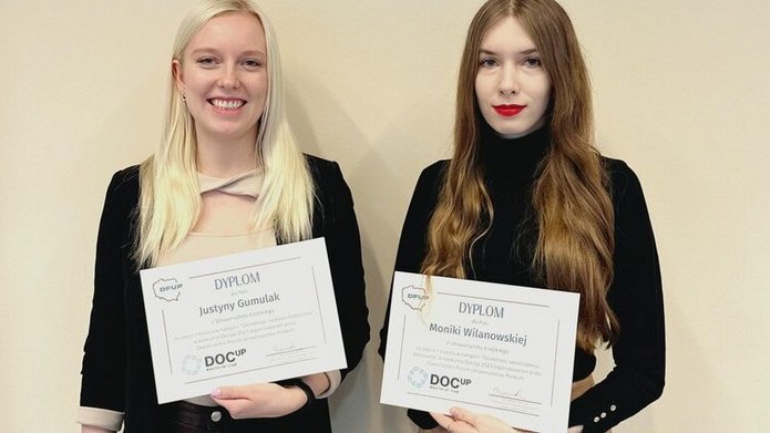 Zdjęcie laureatek konkursu DocUp 2023. Dwie kobiety stoją z dyplomem.