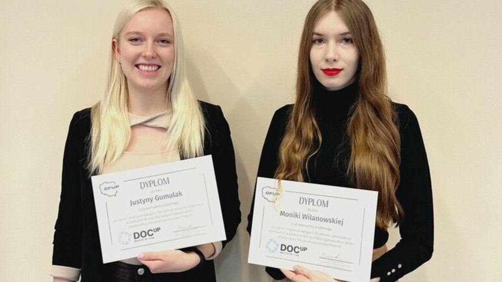 Zdjęcie laureatek konkursu DocUp 2023. Dwie kobiety stoją z dyplomem.