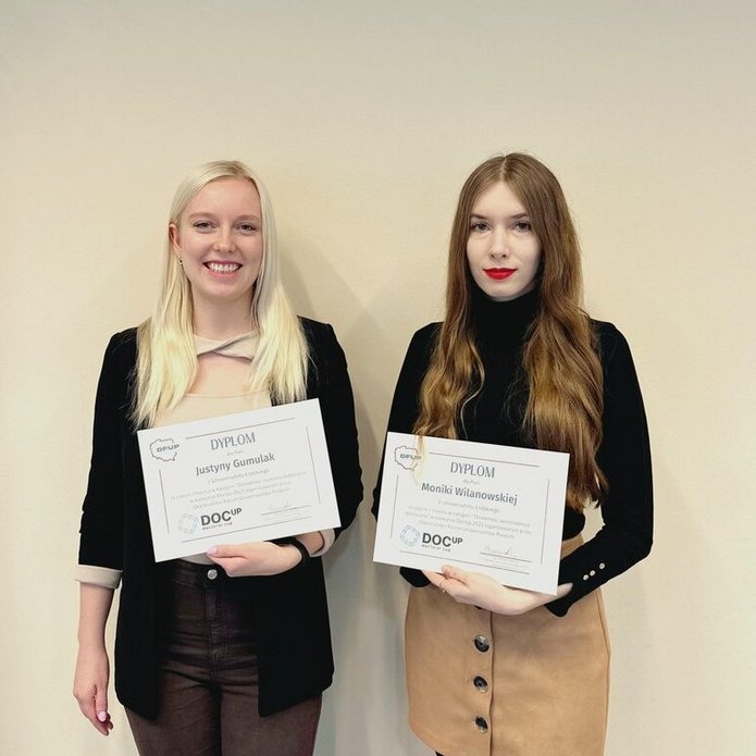 Zdjęcie laureatek konkursu DocUp 2023. Dwie kobiety stoją z dyplomem.