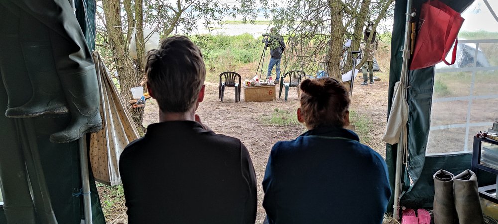 naukowcy w namiocie, podczas badań