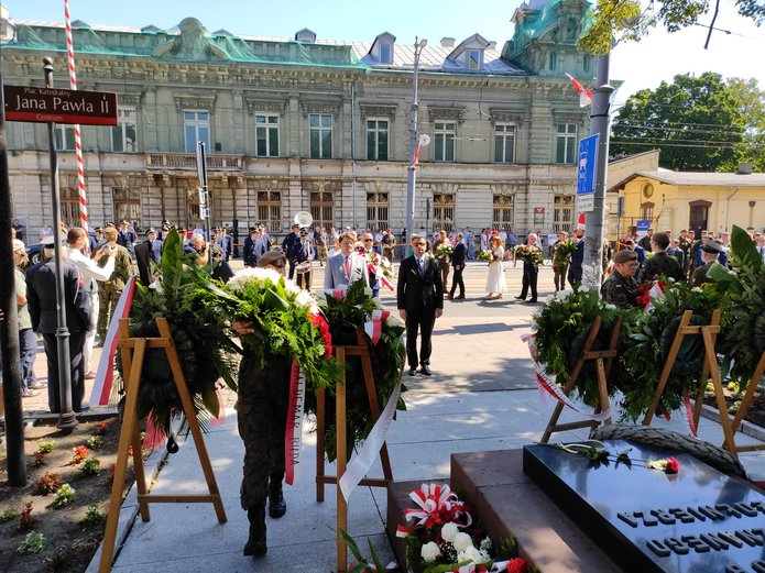 prorektor UŁ prod. Łukasz Korporowicz składa kwiaty pod Grobem Nieznanego Żołnierza