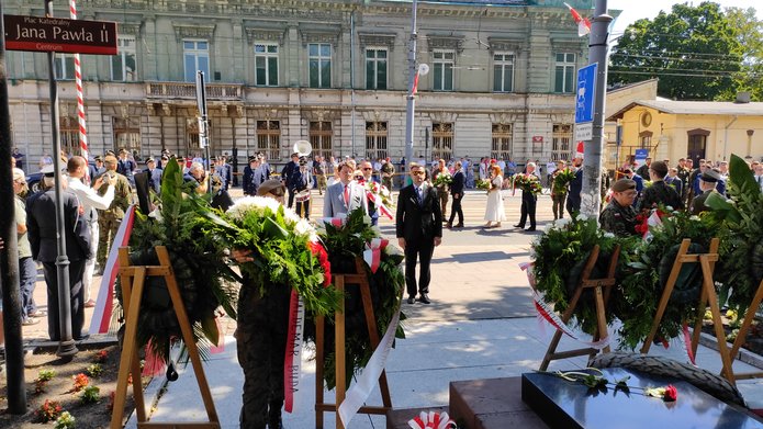 prorektor UŁ prod. Łukasz Korporowicz składa kwiaty pod Grobem Nieznanego Żołnierza