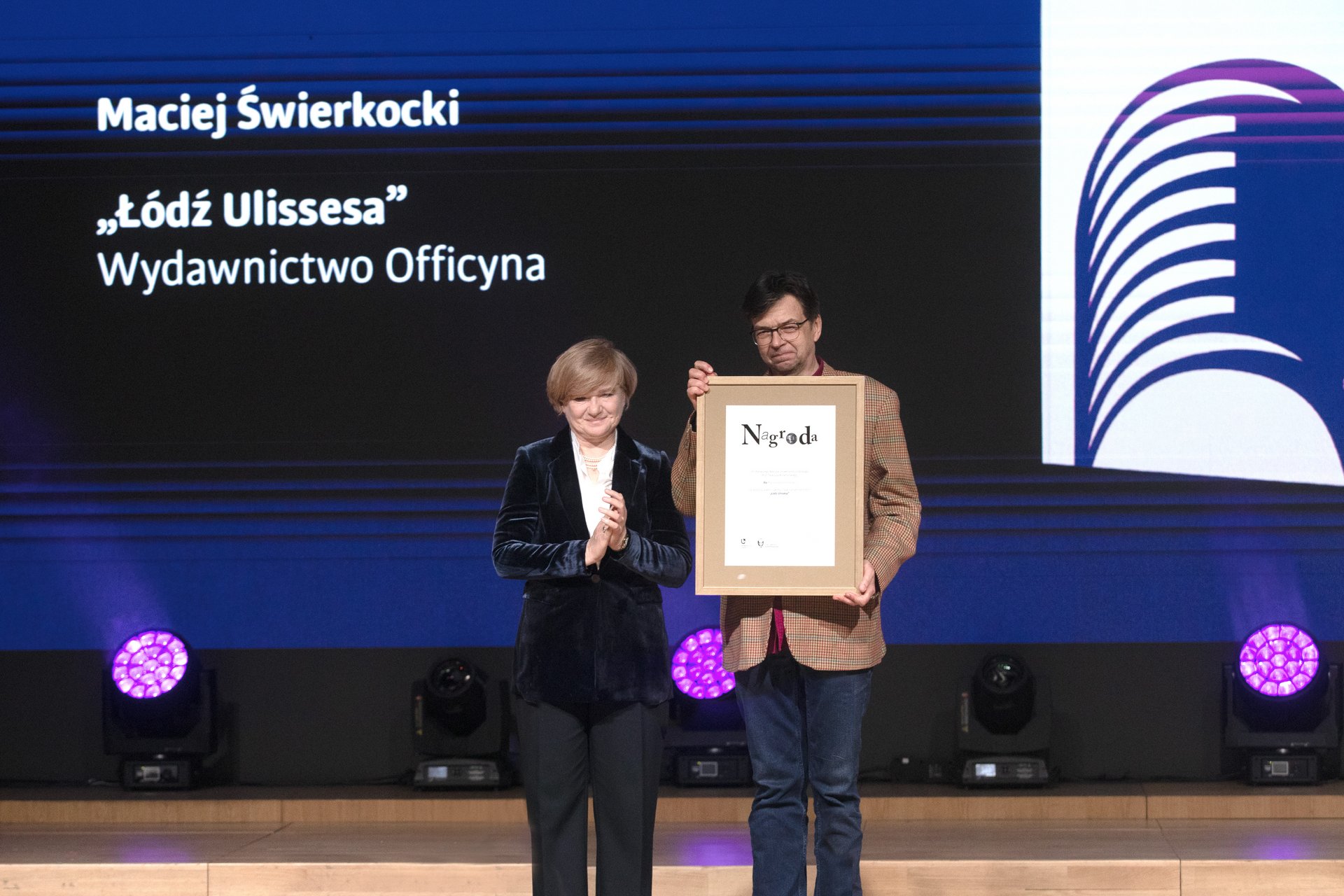 Rektor UŁ z laureatem nagrody na scenie podczas wręczania nagrody