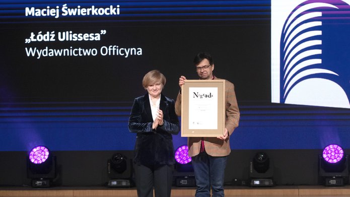 Rektor UŁ z laureatem nagrody na scenie podczas wręczania nagrody