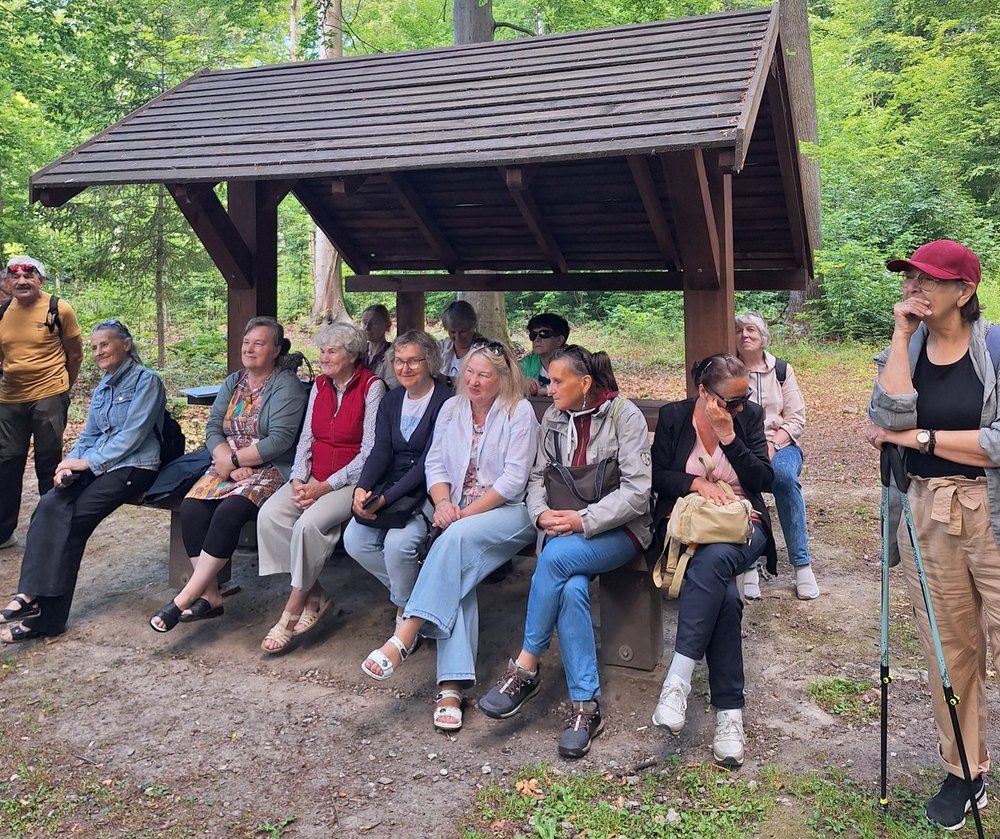 Seniorzy spacerują po rezerwacie Parowy Janinowskie