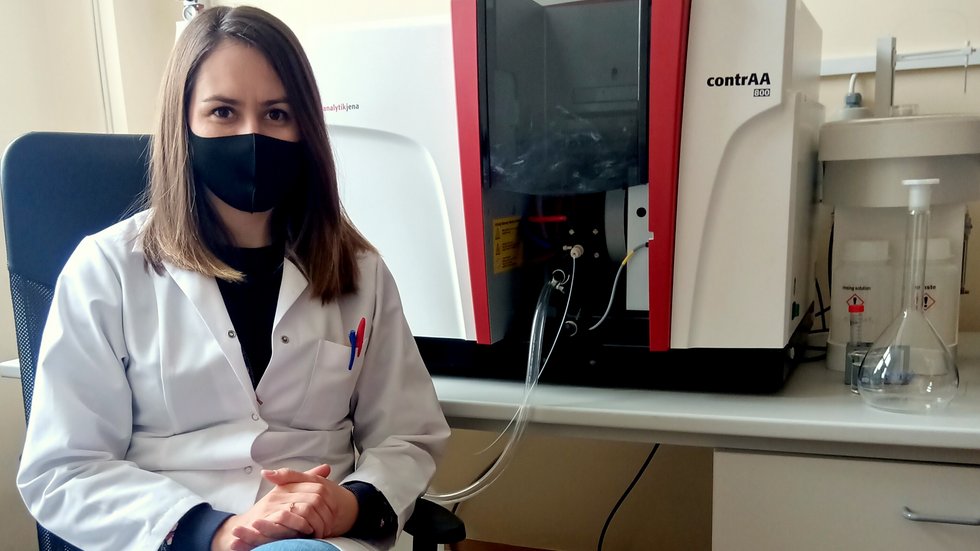 dr Karolina Sipa in a laboratory