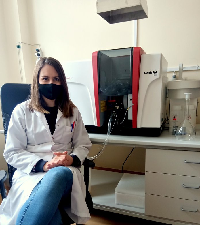 dr Karolina Sipa in a laboratory