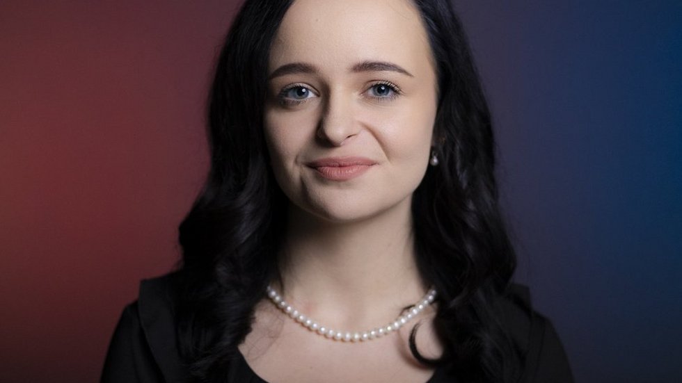 Młoda dziewczyna, brunetka, na kolorowym tle.