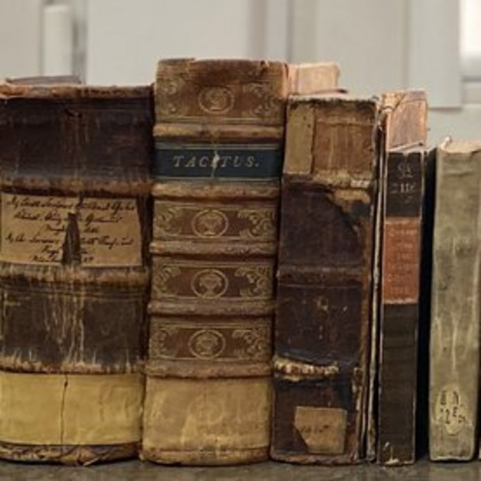 Zbiory biblioteczne, kilkanaście starodruków.