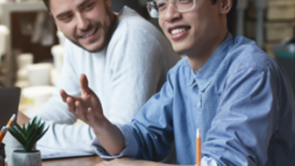 grupa osób rozmawia przy stole