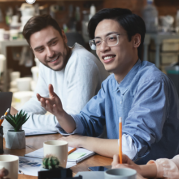 grupa osób rozmawia przy stole