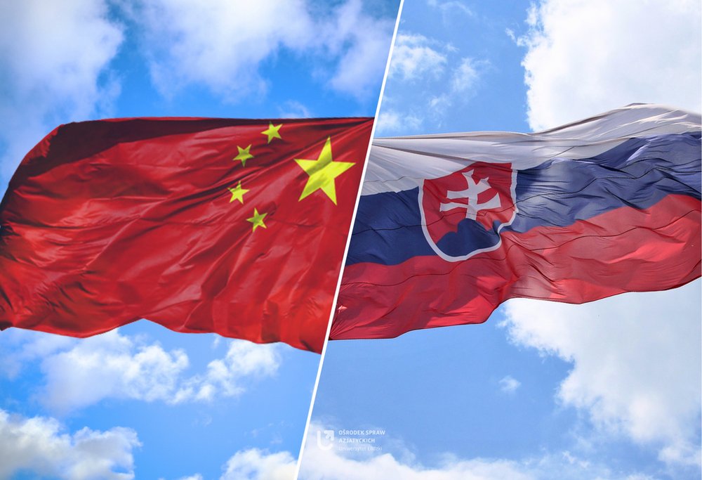 Po lewej stronie flaga Chin, a po prawej stronie flaga Słowacji