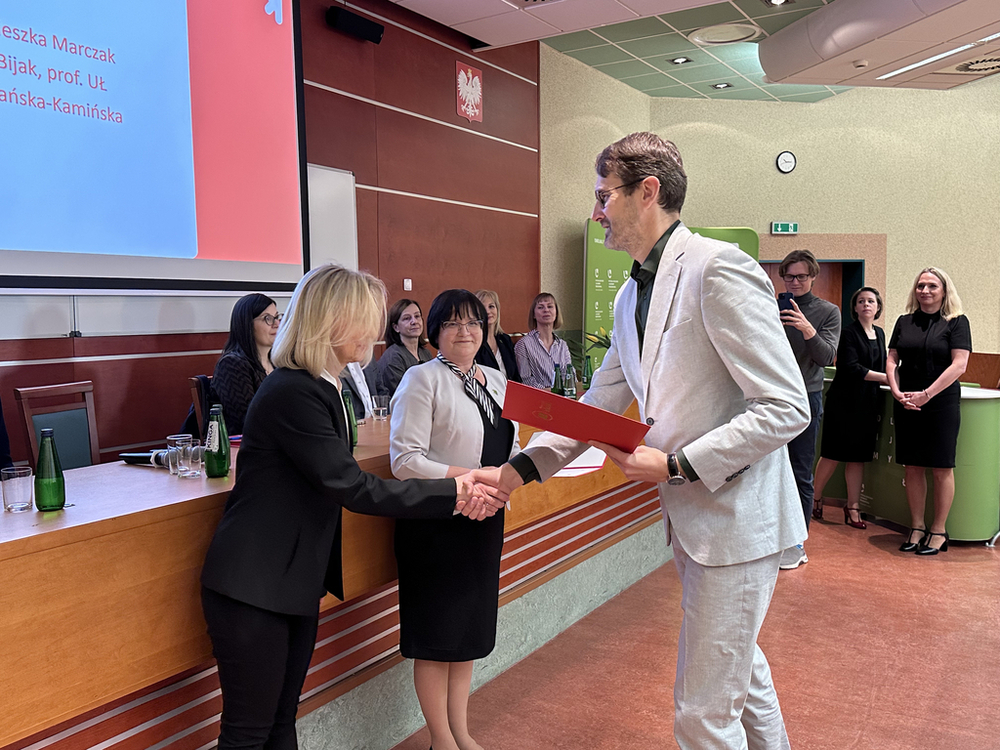 Rektor UŁ prof. dr hab. Rafał Matera wręcza nagrodę Rektor UŁ prof. dr hab. Rafał Matera wręcza nagrodę