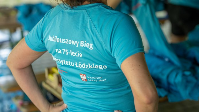 Osoba w koszulce z napisem Jubileuszowy Bieg na 75-lecie Uniwersytetu Łódzkiego