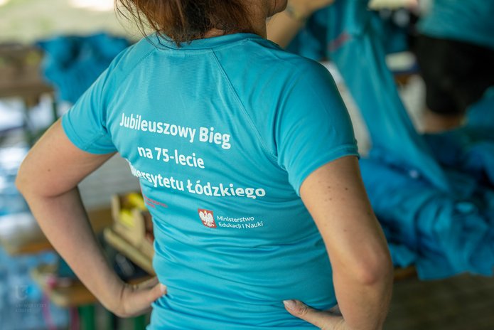 Osoba w koszulce z napisem Jubileuszowy Bieg na 75-lecie Uniwersytetu Łódzkiego