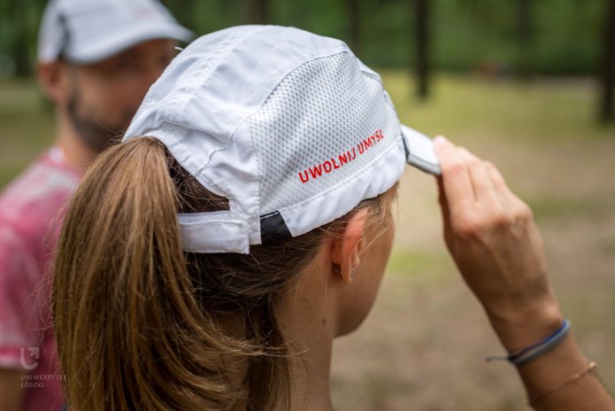 Dwie osoby w czapce z daszkiem z napisem Uwolnij umysł