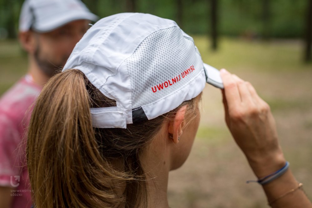 Dwie osoby w czapce z daszkiem z napisem Uwolnij umysł