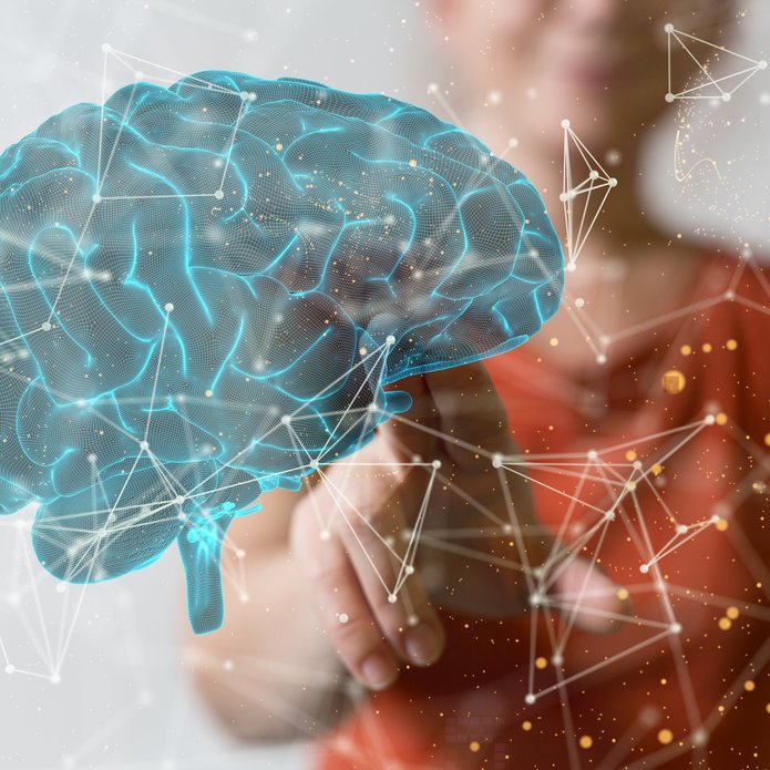 Wizualizacja cyfrowa mózgu, w tle osoba z wyciągniętą ręką