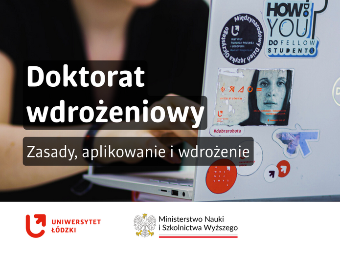 Grafika informacyjna przedstawiająca osobę pracującą przy laptopie, którego obudowa pokryta jest różnymi naklejkami. Na środku znajduje się półprzezroczysty, ciemny prostokąt z białym napisem: „Doktorat wdrożeniowy”. Poniżej widnieje tekst: „Zasady, aplikowanie i wdrożenie”. W dolnej części grafiki umieszczono logotypy Uniwersytetu Łódzkiego oraz Ministerstwa Nauki i Szkolnictwa Wyższego.