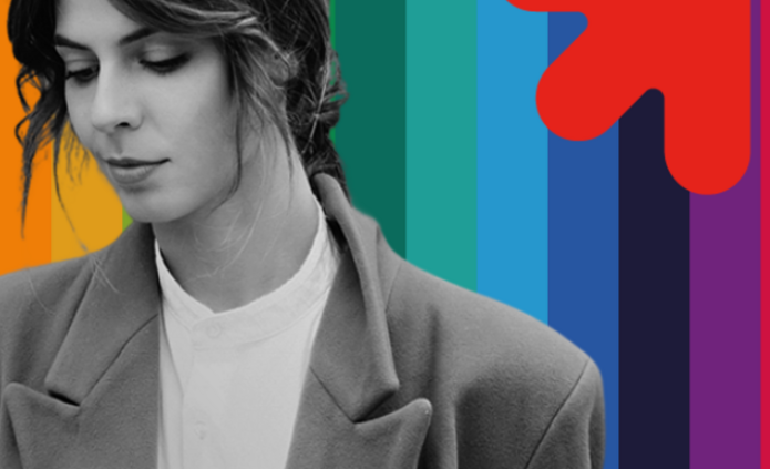 Na grafice promocyjnej Uniwersytetu Łódzkiego widnieje napis „Uwolnij umysł. Wybory do Wydziałowych Rad Samorządu Studentów UniLodz”. Po lewej stronie znajduje się tekst na granatowym tle, a po prawej stronie – zdjęcie młodej kobiety w odcieniach szarości, trzymającej laptop i telefon. Tło za postacią stanowią pionowe pasy w kolorach tęczy oraz czerwony symbol strzałki skierowanej ku górze. W lewym dolnym rogu znajduje się logo Uniwersytetu Łódzkiego.