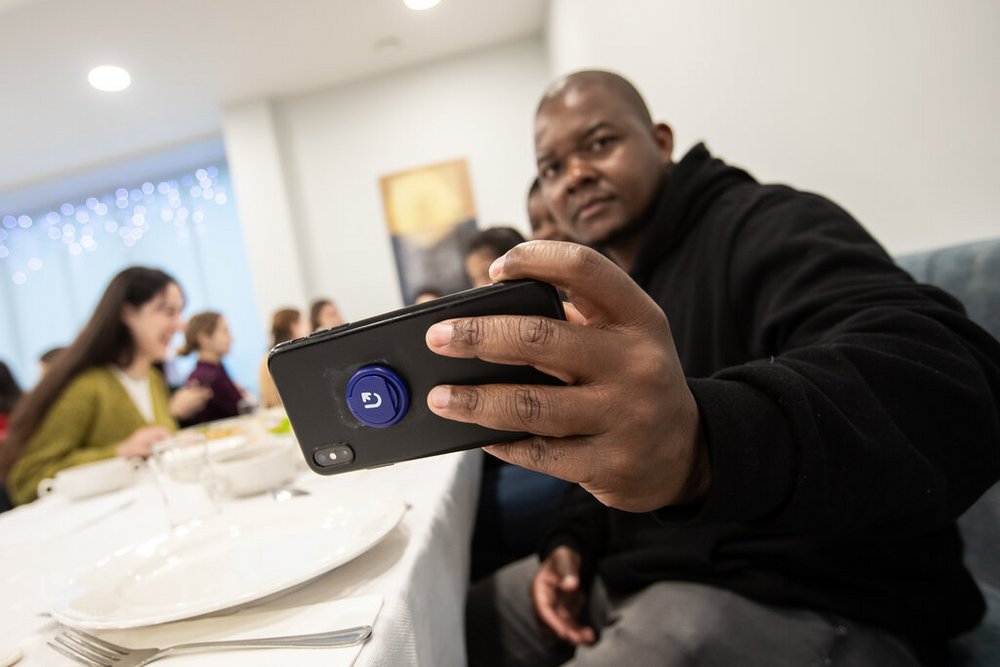 ciemnoskóry student podczas obiadu wigilijnego UŁ