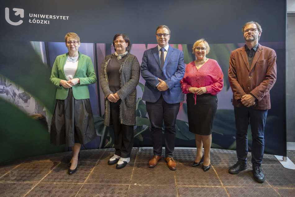 Uczestnicy briefingu prasowego (od lewej): dr hab. Małgorzata Wrzesień, prof. UŁ, prorektorka UŁ ds. Kształcenia, mgr Marzena Bednarek-Kokosza, dr hab. Przemysław Płociński, prof. UŁ (WBiOŚ), prof. dr hab. Sylwia Rodziewicz-Motowidło (UG), dr Błażej Filanowski (WF)
