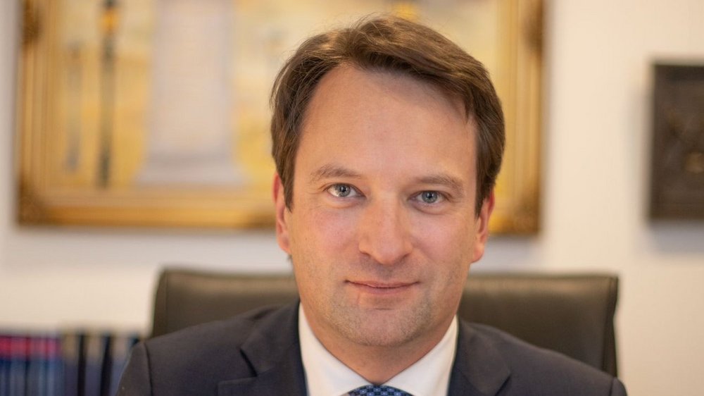 Mężczyzna w garniturze.