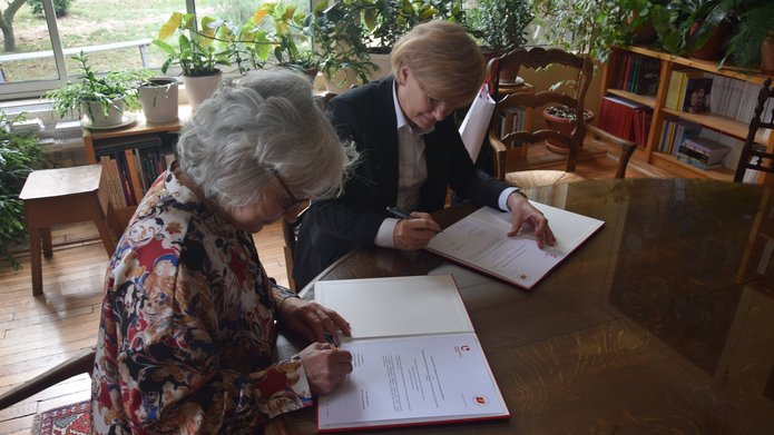 [Translate to English:] Podpisanie umowy