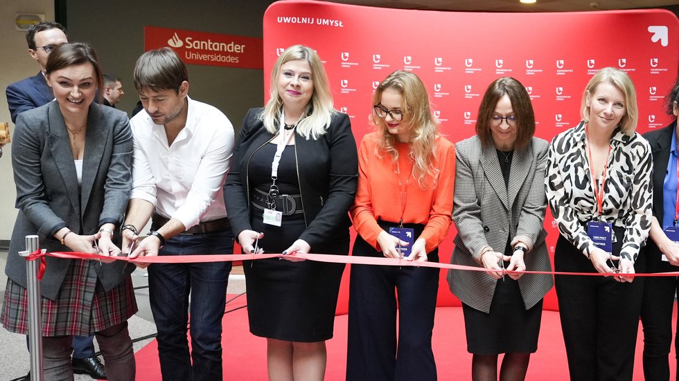 przecięcie wstęgi podczas otwarcia Targów Pracy UŁ