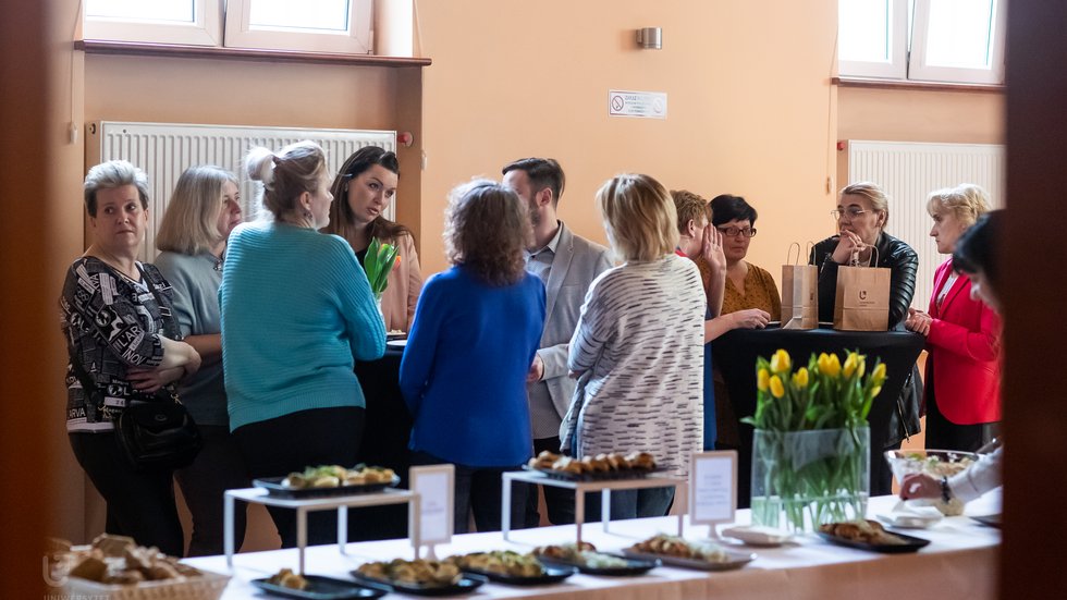 Grupa ludzi przy stole