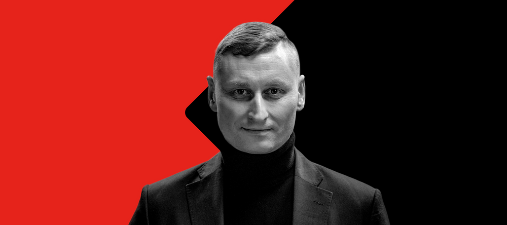 Portret laureata nagrody na czerwono-czarnym tle