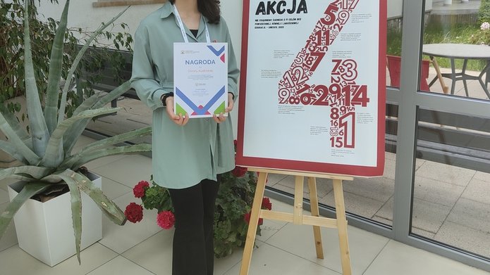 Dorota Kudlicka z nagrodzonym plakatem