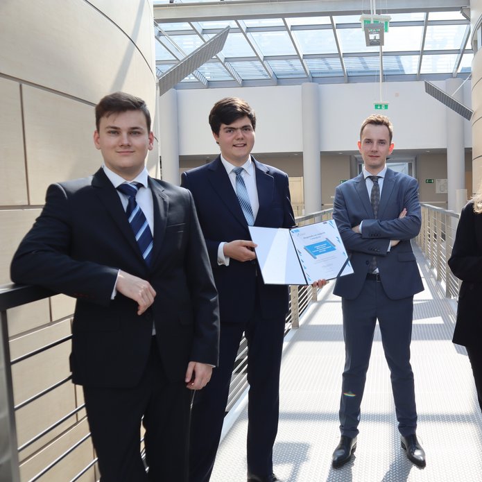 Grupa 4 studentów i doktorant.