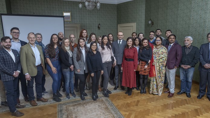 zdjęcie grupowe uczestników spotkania z prof. Łukaszem Boguckim i zespołem iHub