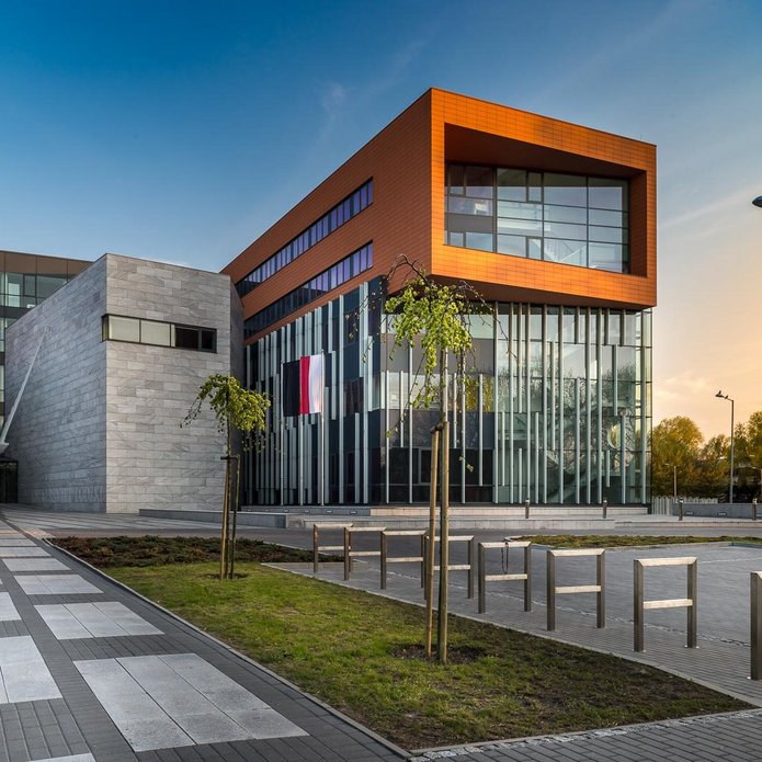 Budynek Wydziału Filologicznego Uniwersytetu Łódzkiego. Nowoczesny budynek z szarych dużych bloków marmurowych i dużo przeszklonych powierzchni.