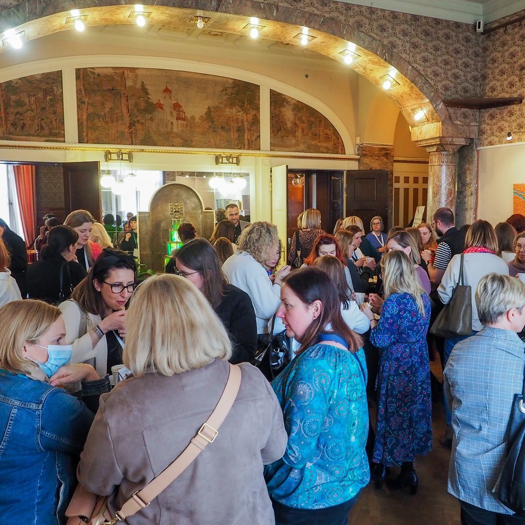 uczestnicy konferencji podczas przerwy