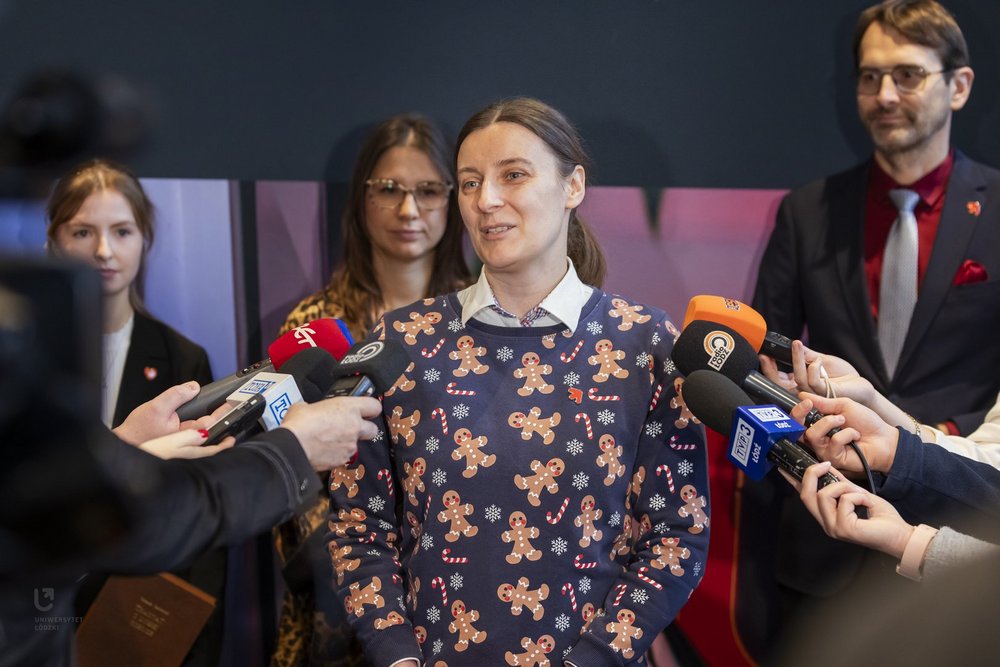 Weronika Ćmielewska (Centrum Umiędzynarodowienia UŁ) podczas briefingu prasowego