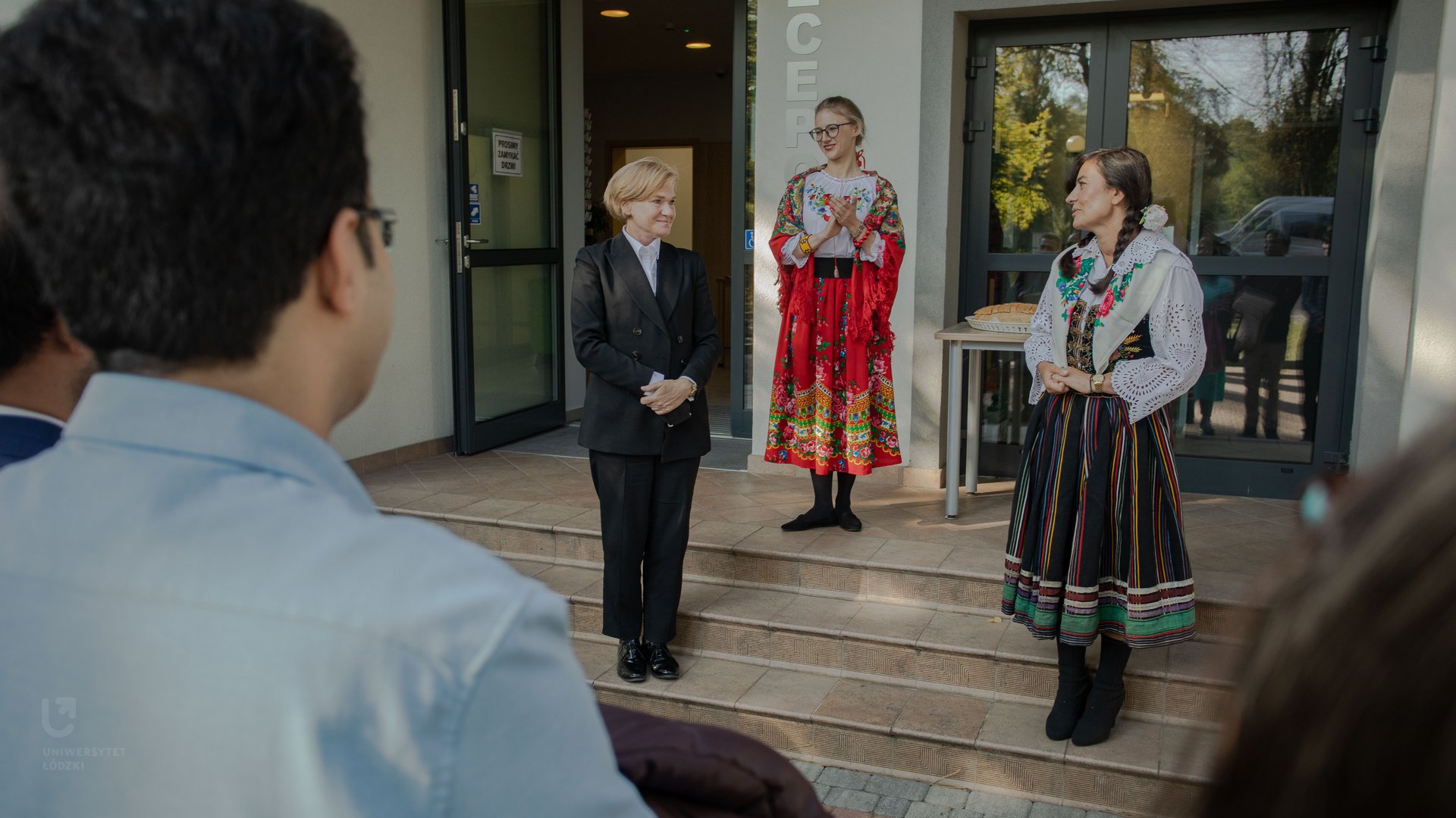 Pani Rektor wita zagranicznych naukowców na schodach 