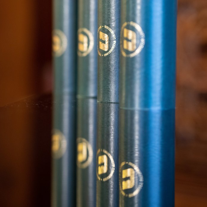 Tuby z dyplomami doktorskimi