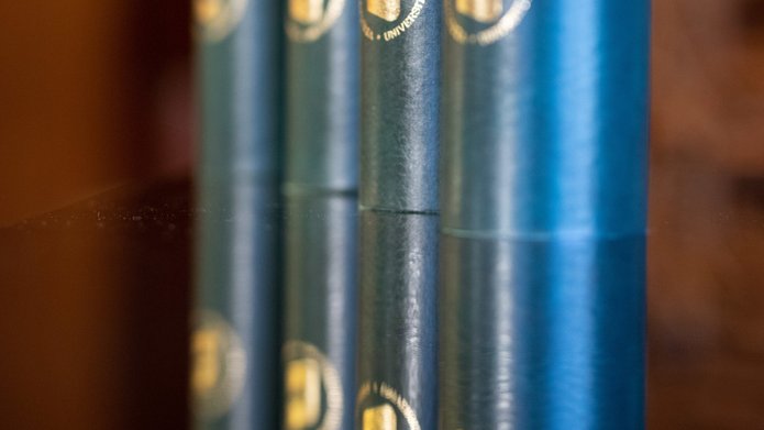 Tuby z dyplomami doktorskimi
