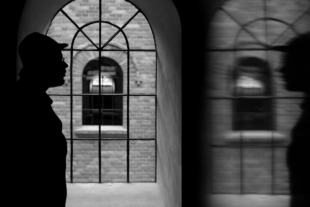 fotografia przedstawia czarny kontur mężczyzny, który stoi profilem fotografia przedstawia czarny kontur mężczyzny, który stoi profilem